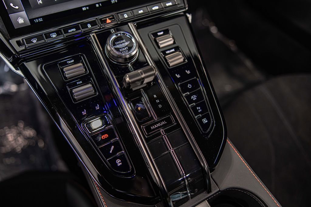 Used 2025 Aston Martin V8 Vantage Coupe image 26