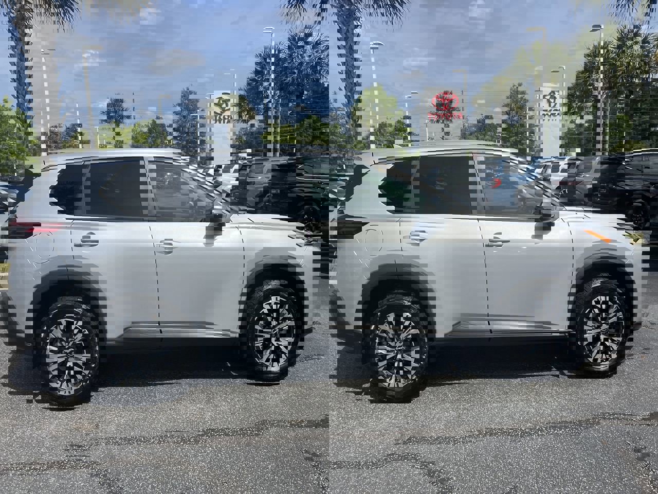 Used 2022 Nissan Rogue SV FWD image 11