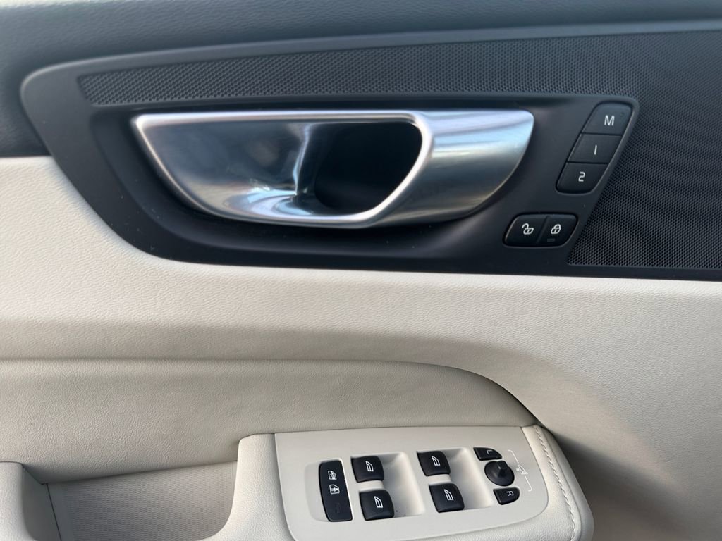 Used 2024 Volvo XC60 B5 Plus image 28