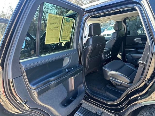 Certified 2025 Ford Expedition Platinum image 32