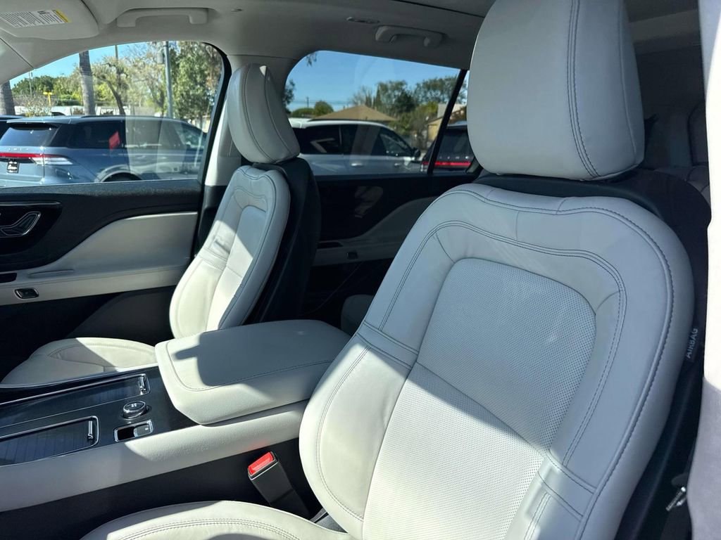 Used 2025 Lincoln Aviator Reserve image 24