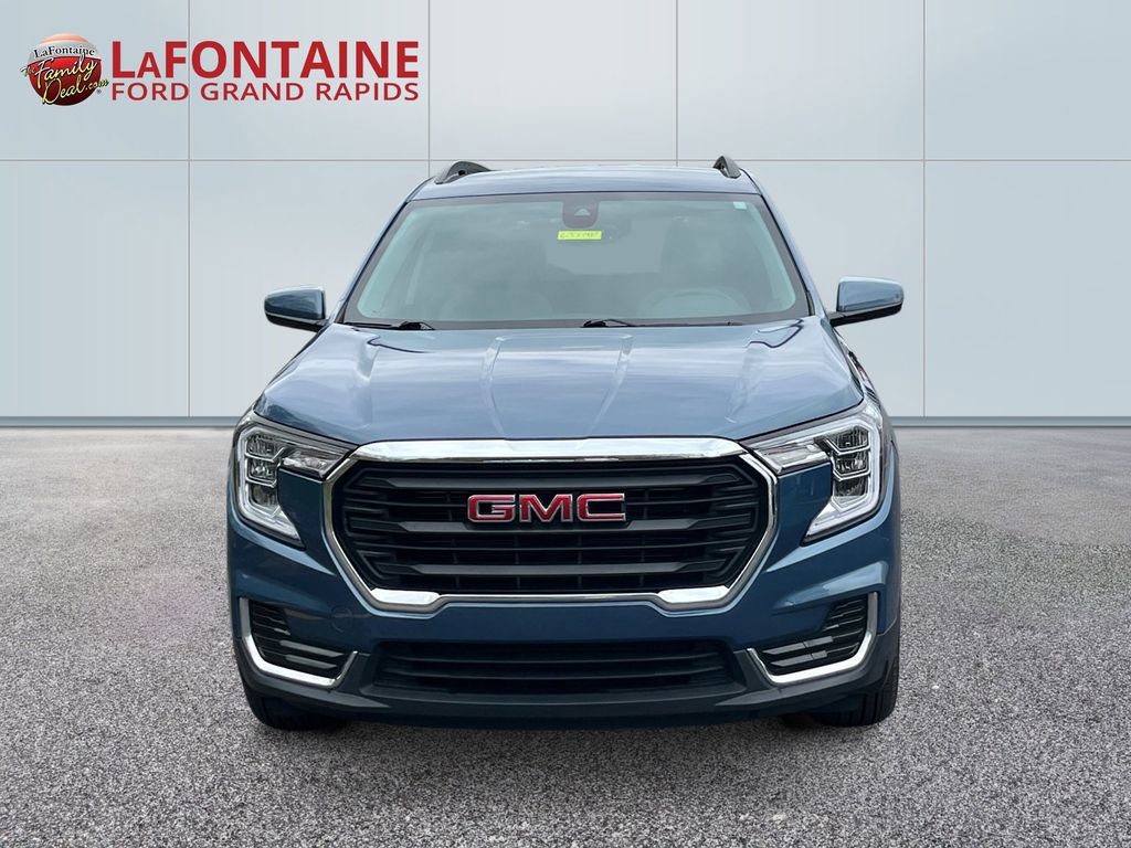 Used 2024 GMC Terrain SLE w/ Driver Convenience Package FWD image 2