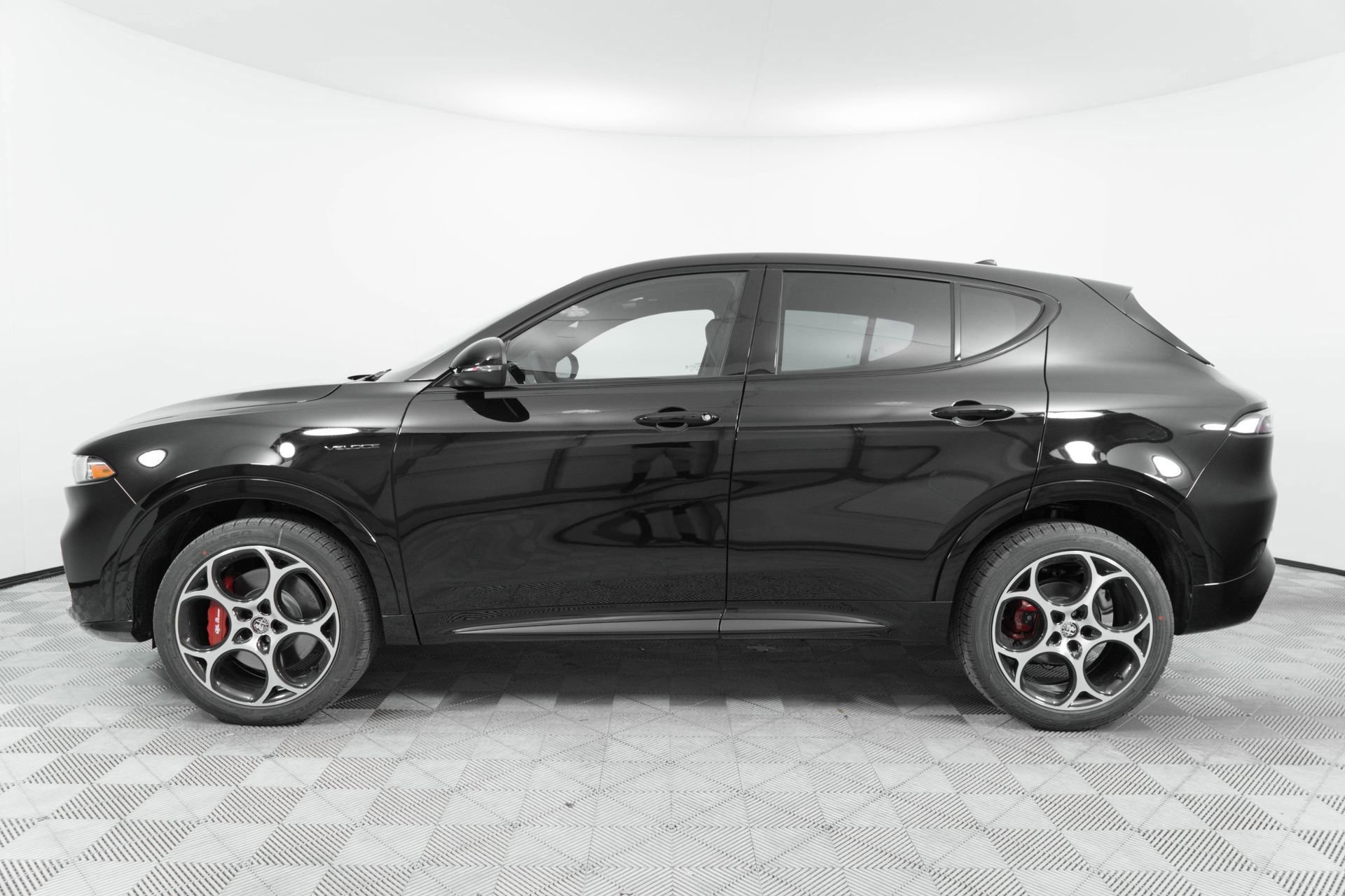 New 2025 Alfa Romeo Tonale w/ Premium Package AWD/4WD image 4