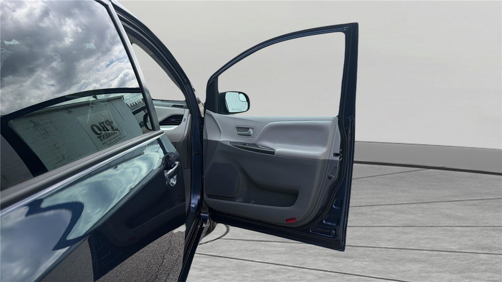 Used 2020 Toyota Sienna LE FWD image 23
