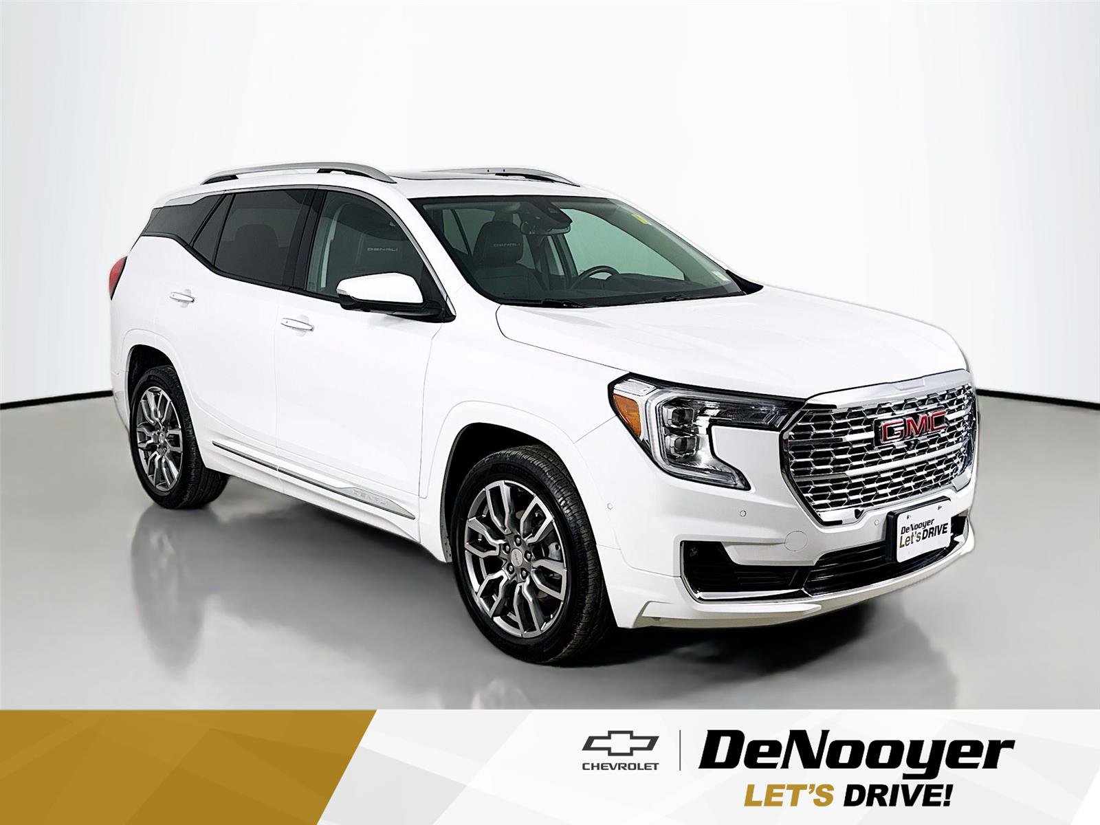 Used 2024 GMC Terrain Denali w/ Denali Premium Package image 1