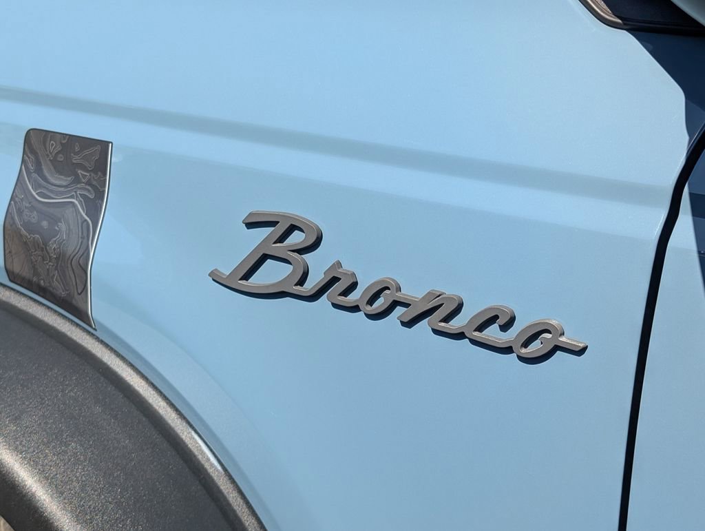 Used 2023 Ford Bronco Everglades image 9