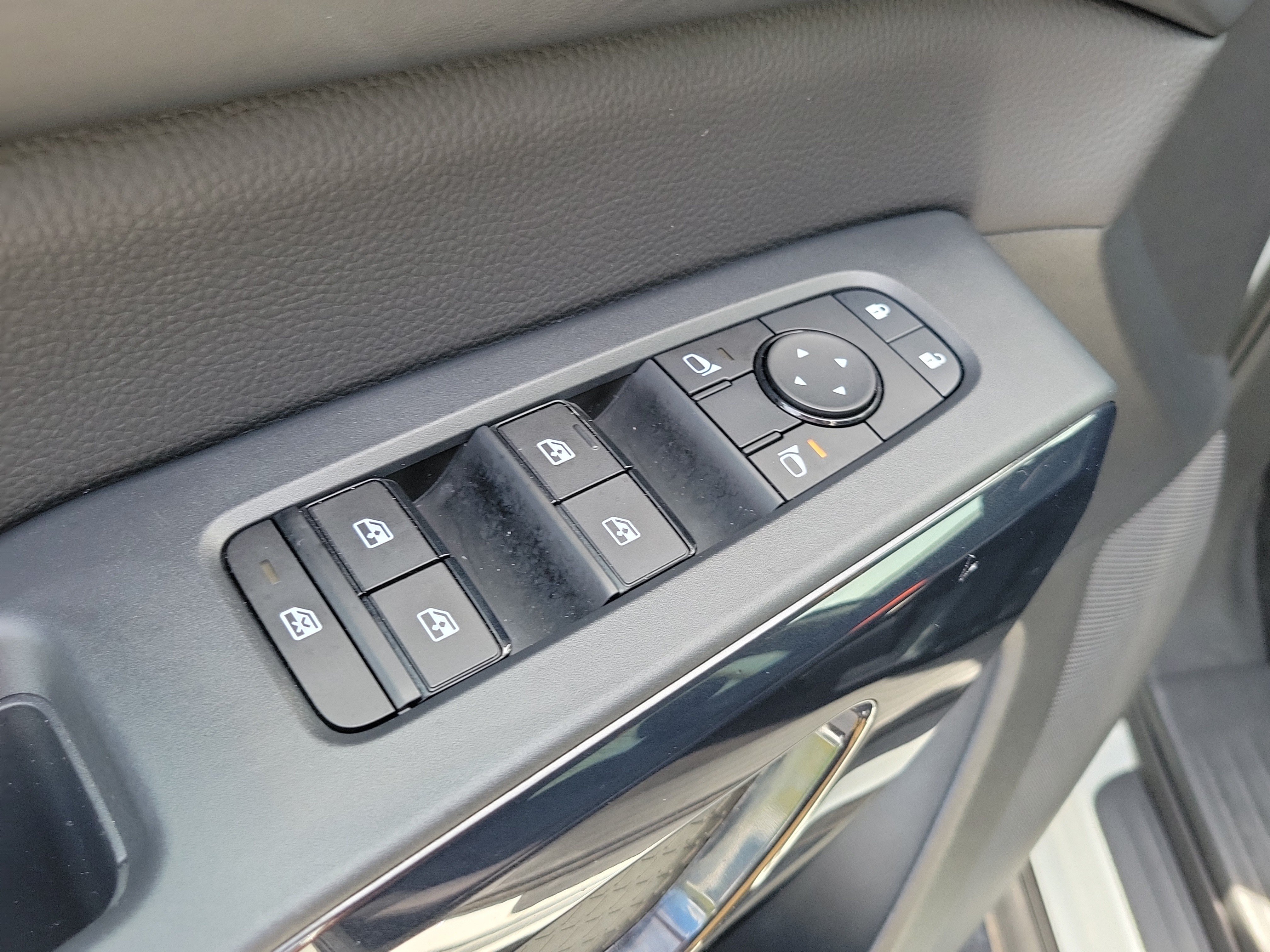 Used 2025 Nissan Pathfinder S FWD image 19