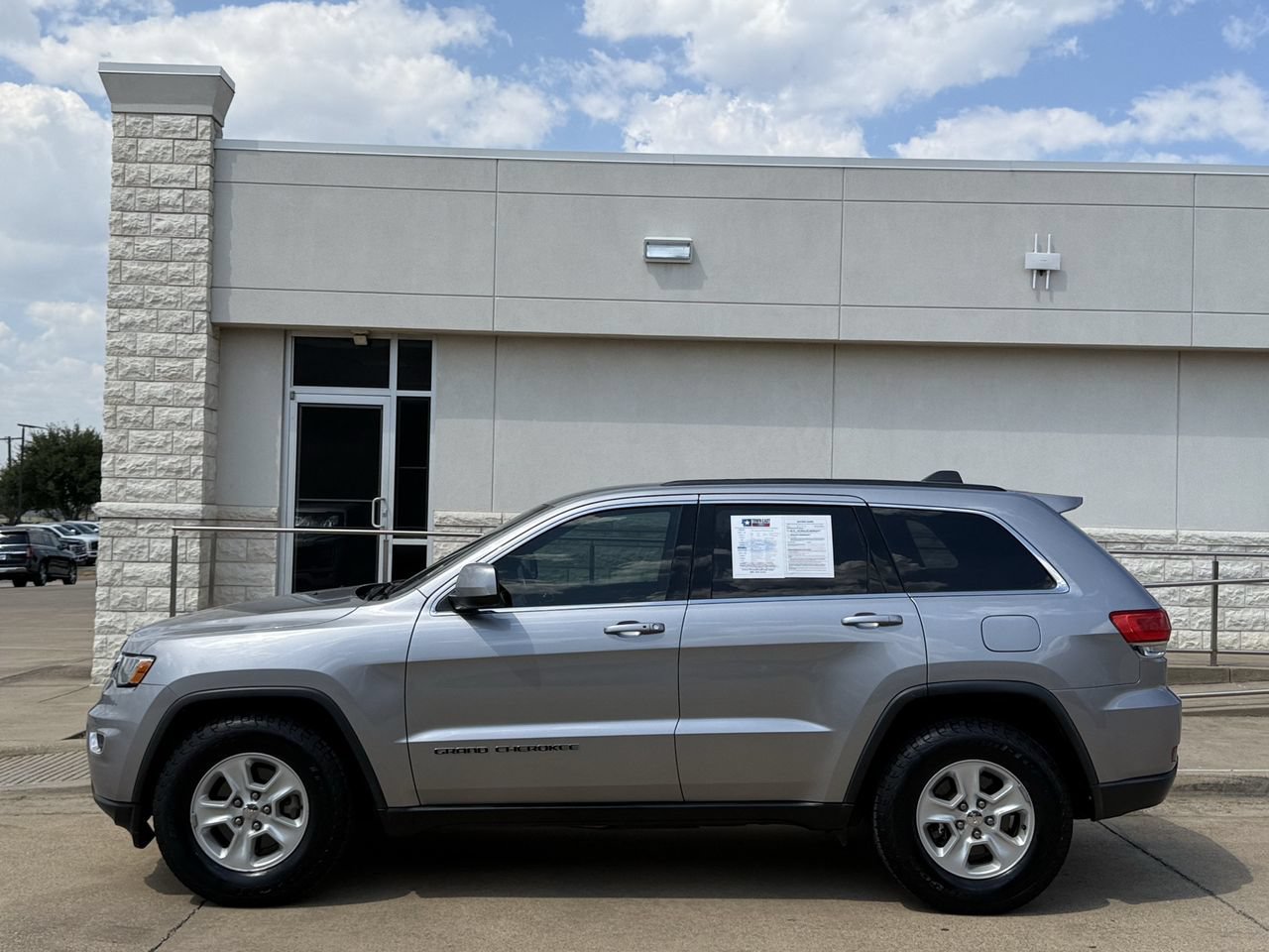 Used 2017 Jeep Grand Cherokee Laredo RWD image 3