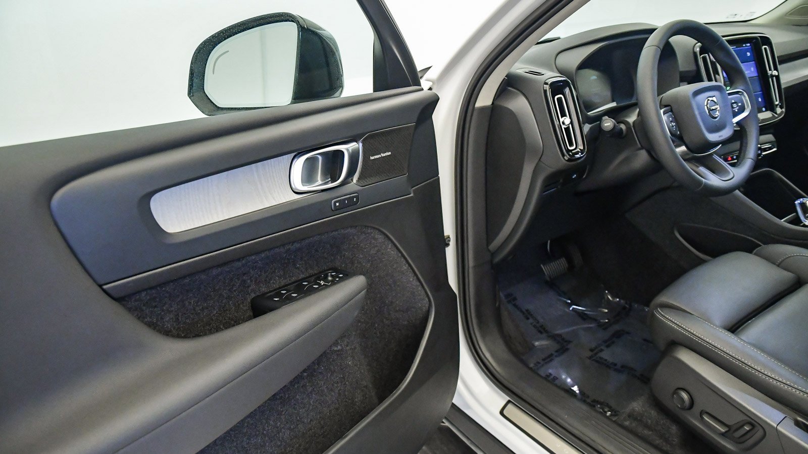 Certified 2025 Volvo XC40 B5 Plus w/ Climate Package image 22