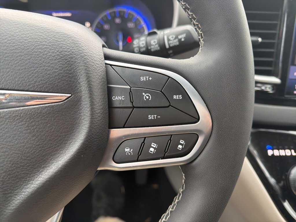 Used 2024 Chrysler Pacifica Touring-L image 15