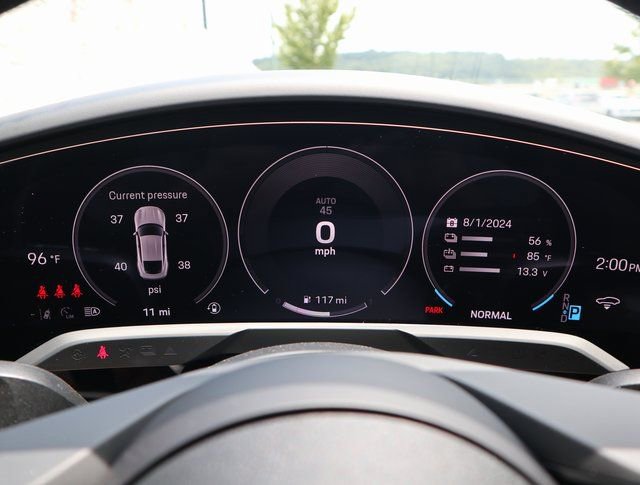 Used 2025 Porsche Taycan image 9