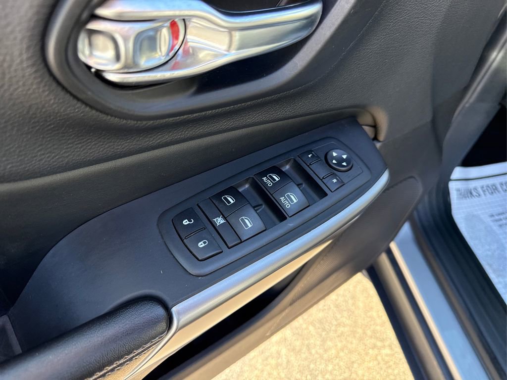 Used 2019 Jeep Cherokee Latitude Plus w/ Cold Weather Group image 32