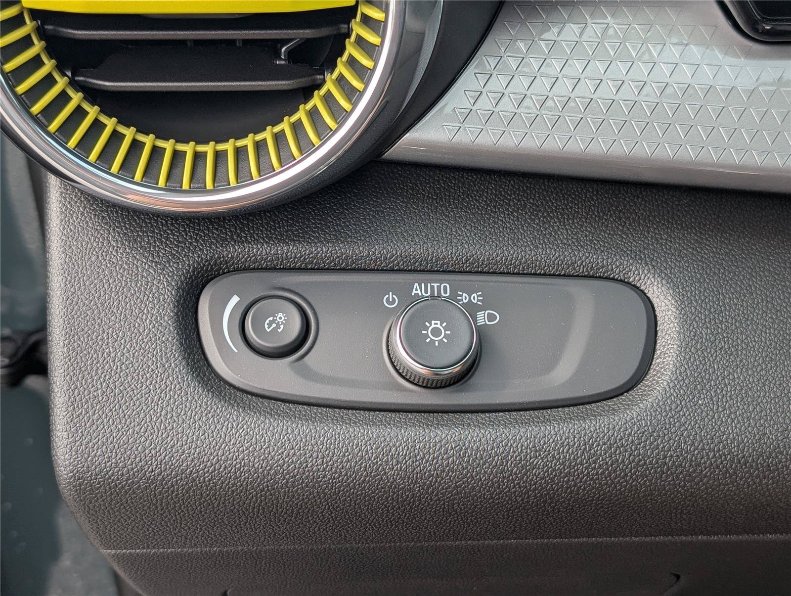 New 2026 Chevrolet Trax LT w/ Sunroof Package FWD image 18