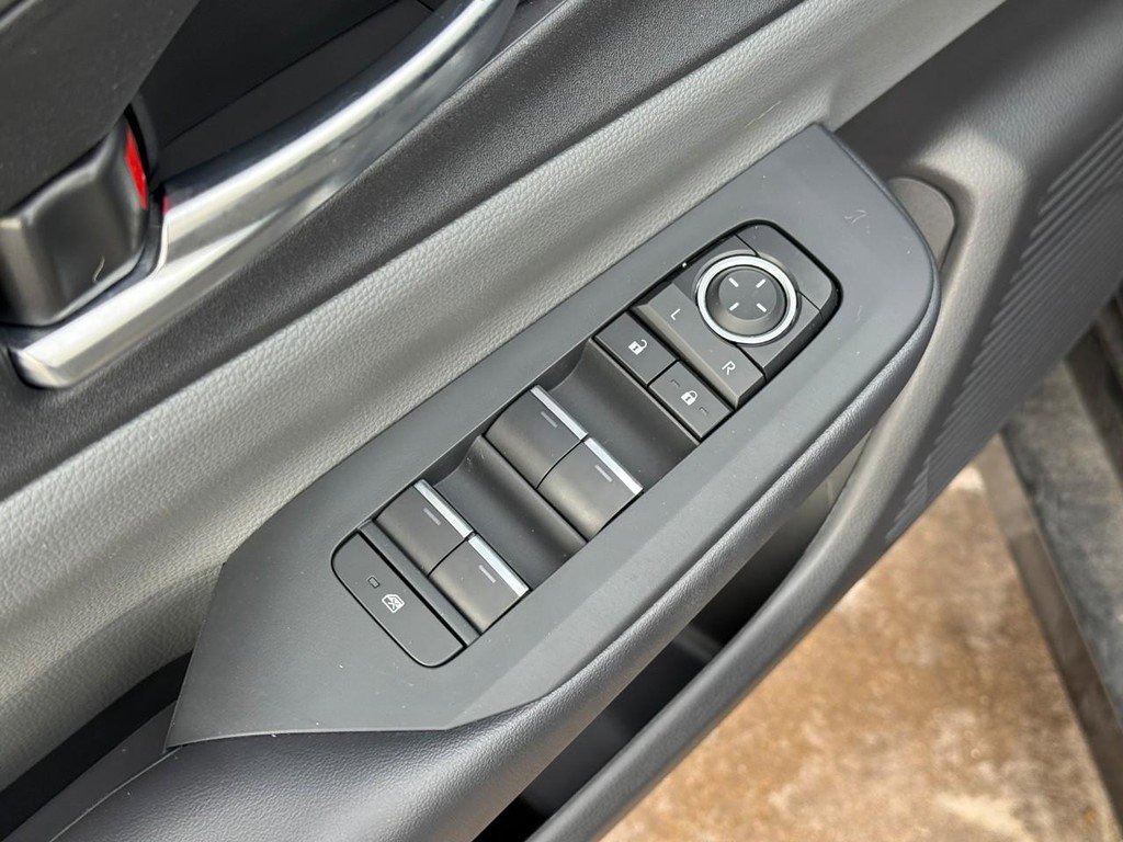 Used 2025 Toyota Prius XLE image 19