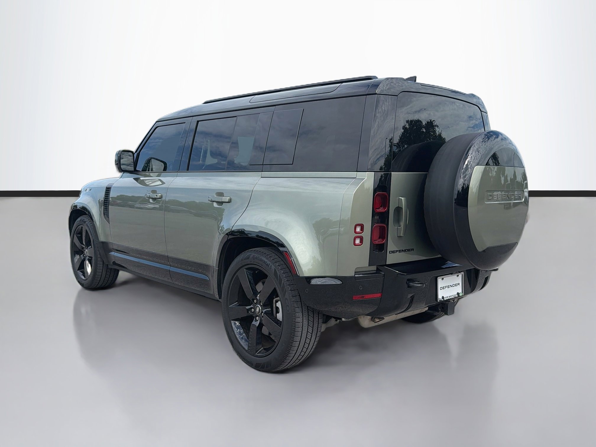 Used 2025 Land Rover Defender 110 X-Dynamic SE AWD/4WD image 3