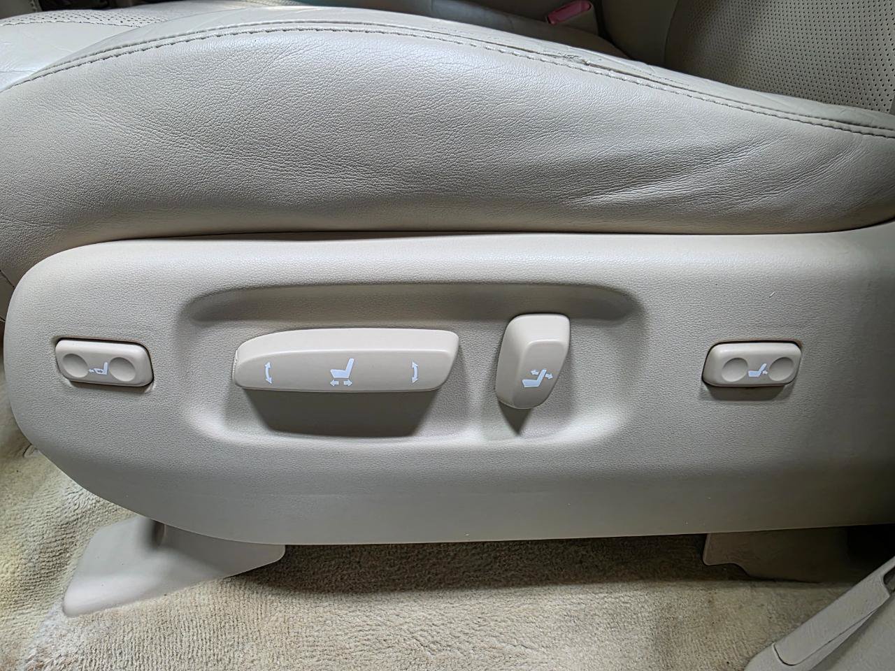 Used 2013 Lexus LX 570 4WD w/ Luxury Pkg w/Pre-crash image 17