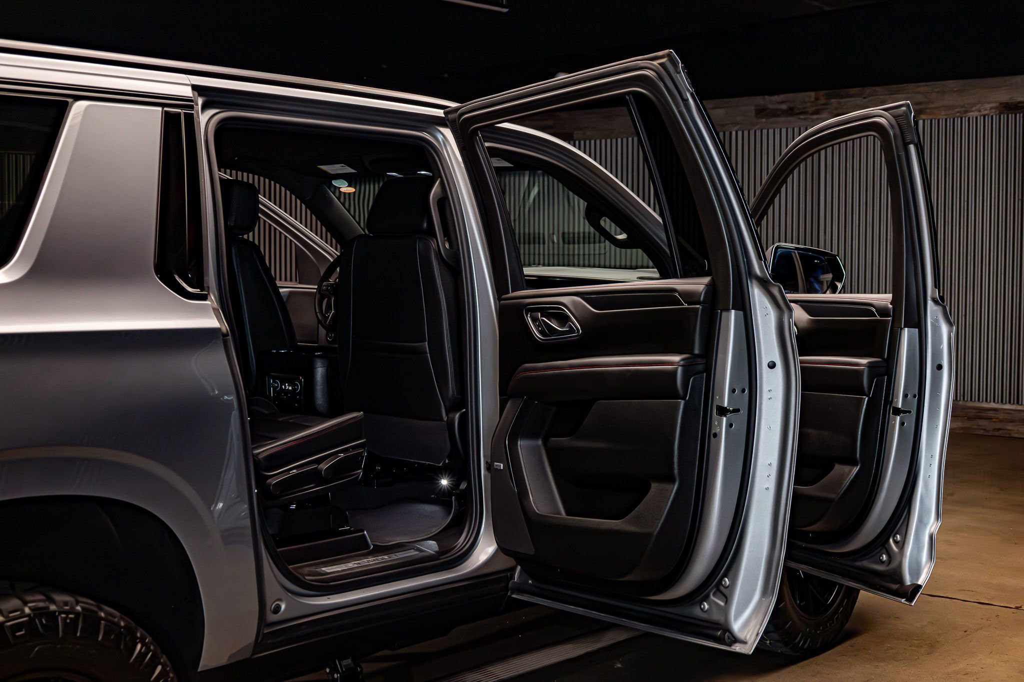 Used 2024 Chevrolet Suburban RST w/ Luxury Package AWD/4WD image 29