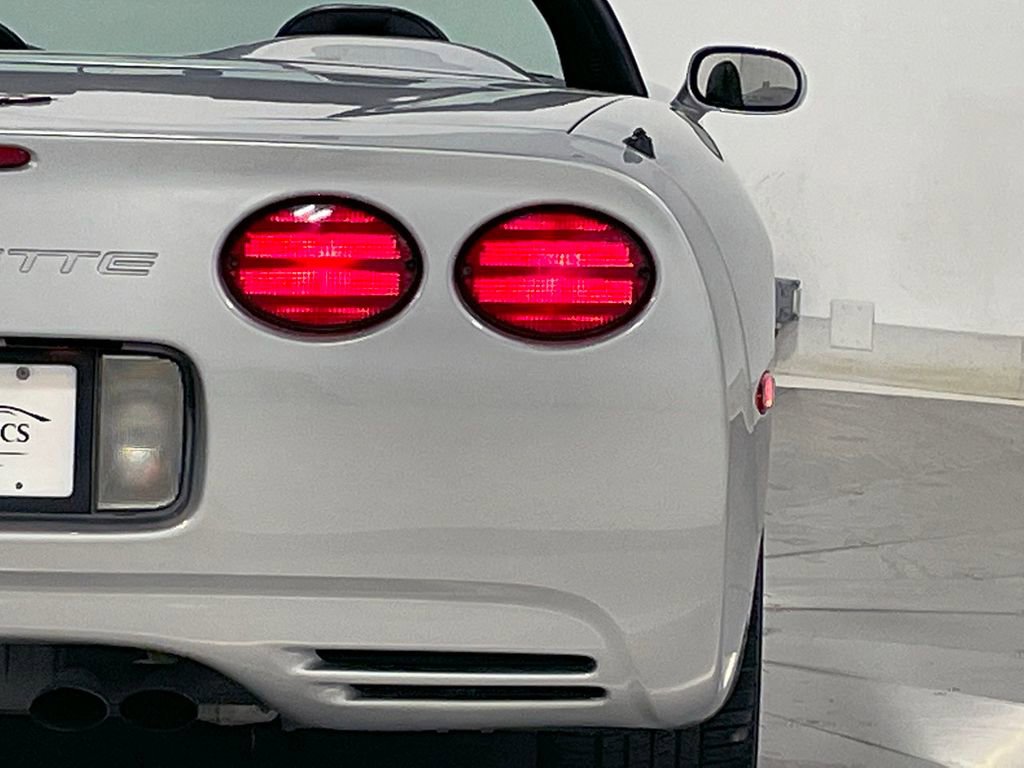 Used 2000 Chevrolet Corvette Convertible w/ Performance Handling Pkg image 37