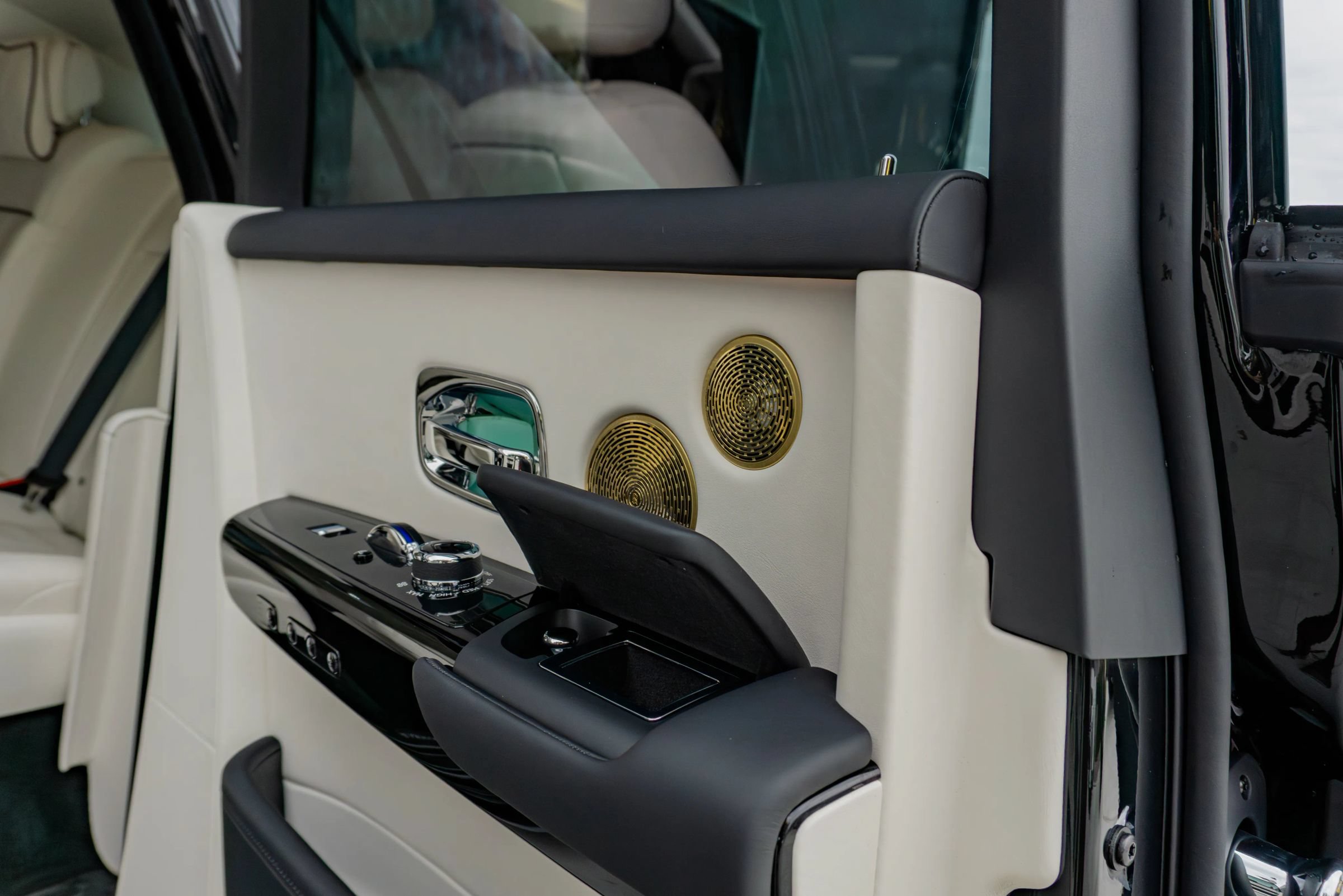 Used 2024 Rolls-Royce Phantom Sedan RWD image 54