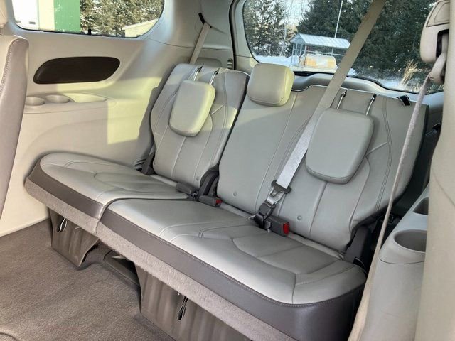 Used 2017 Chrysler Pacifica Touring-L w/ Tire & Wheel Group image 19