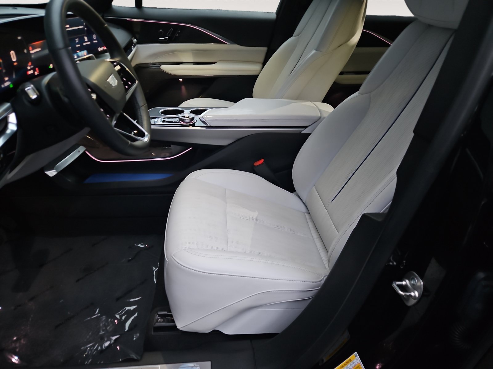 Used 2024 Cadillac Lyriq Luxury w/ LPO, Floor Liner Package AWD/4WD image 9