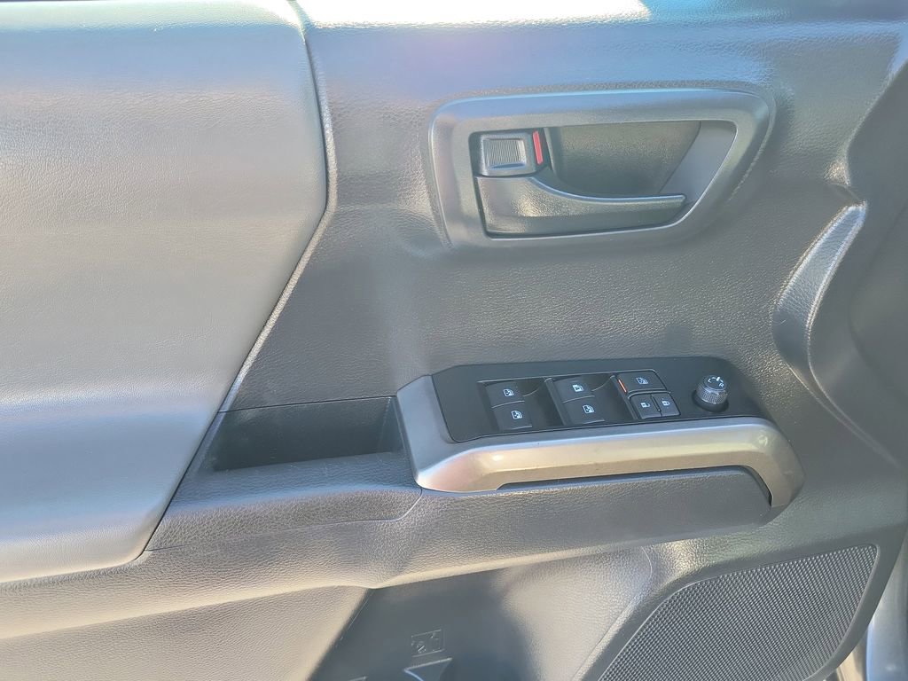 Used 2022 Toyota Tacoma SR5 w/ Technology Package image 15