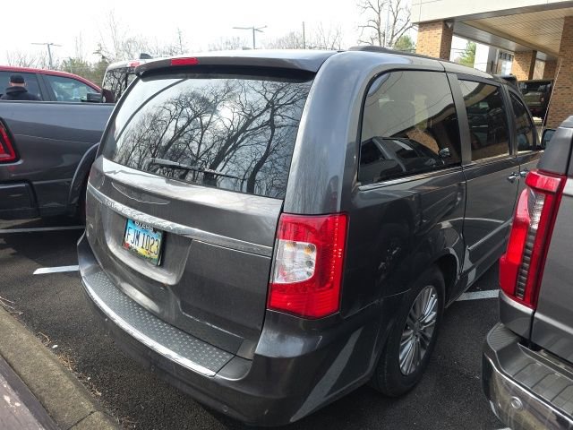 Used 2015 Chrysler Town & Country Touring-L w/ Driver Convenience Group image 8