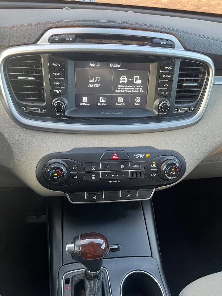 Used 2017 Kia Sorento FWD w/ LX Convenience Package image 16