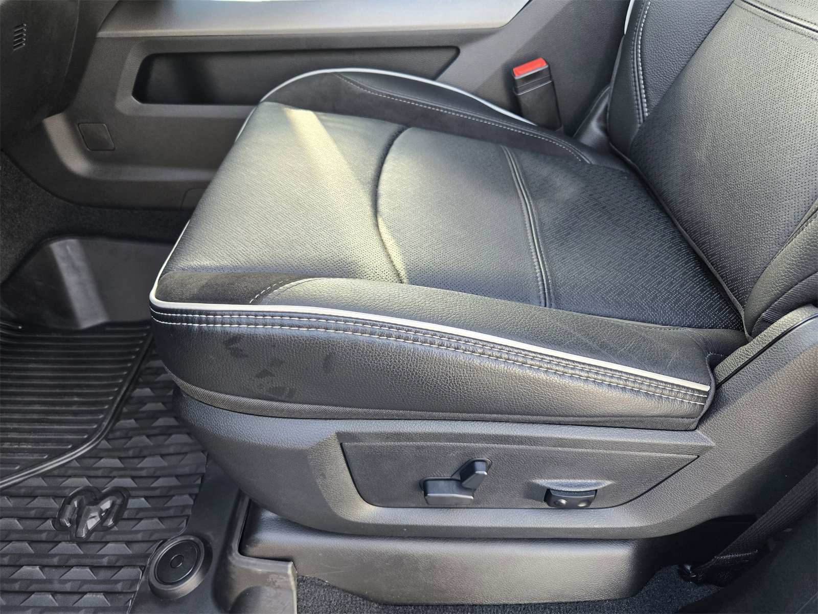 Used 2025 RAM 3500 Laramie image 22