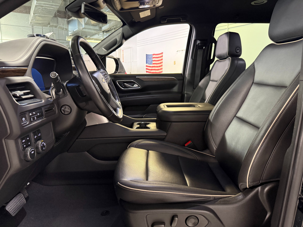 Used 2023 Chevrolet Suburban Premier image 4