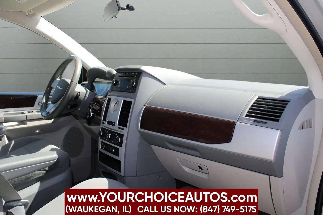 Used 2010 Chrysler Town & Country Touring image 11