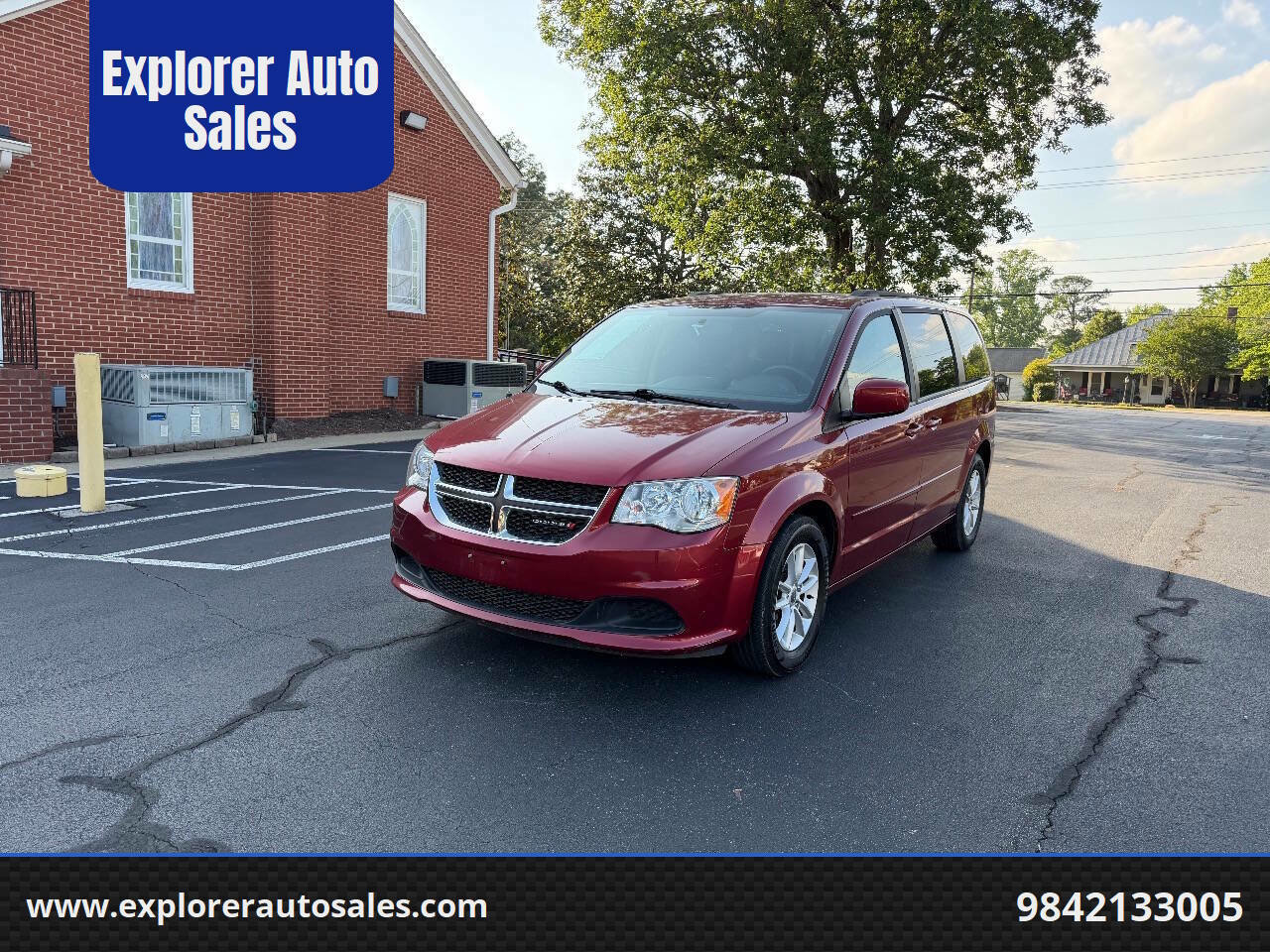 Used 2016 Dodge Grand Caravan SXT w/ UConnect Hands-Free Group FWD image 1