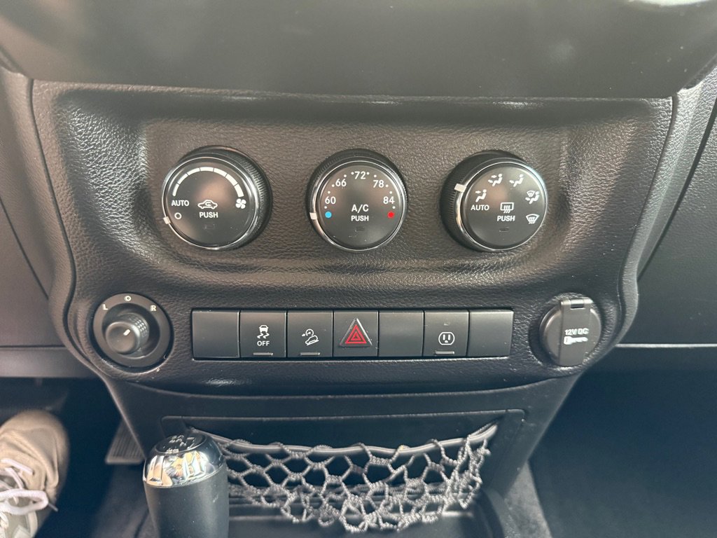 Used 2013 Jeep Wrangler Sahara w/ Connectivity Group AWD/4WD image 27