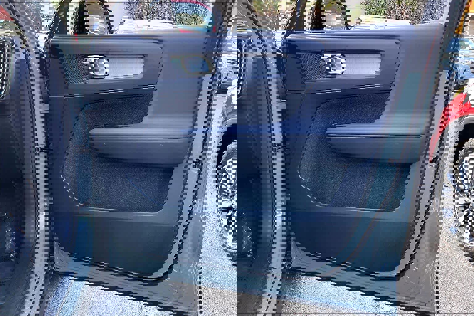 Used 2024 Volvo XC40 B5 Core image 23