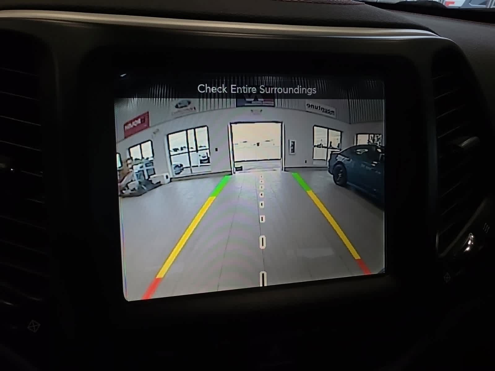 Used 2017 Jeep Cherokee Trailhawk w/ Comfort & Convenience Group AWD/4WD image 34