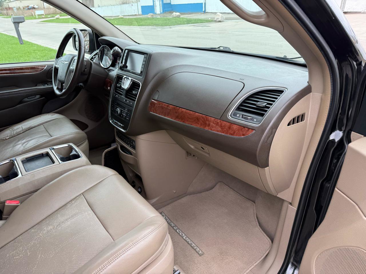 Used 2011 Chrysler Town & Country Touring-L w/ Entertainment Group #2 FWD image 26