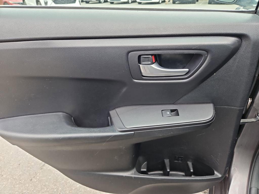 Used 2017 Toyota Camry SE image 24