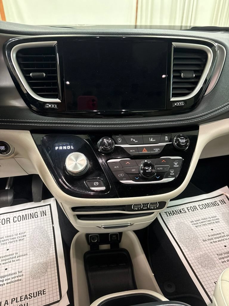 Used 2021 Chrysler Pacifica Touring-L FWD image 12