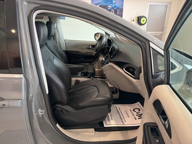 Used 2022 Chrysler Pacifica Touring-L FWD image 18