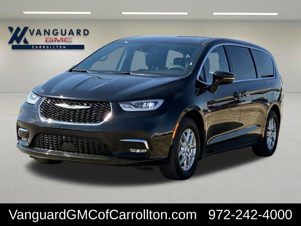 Used 2025 Chrysler Pacifica Select image 8