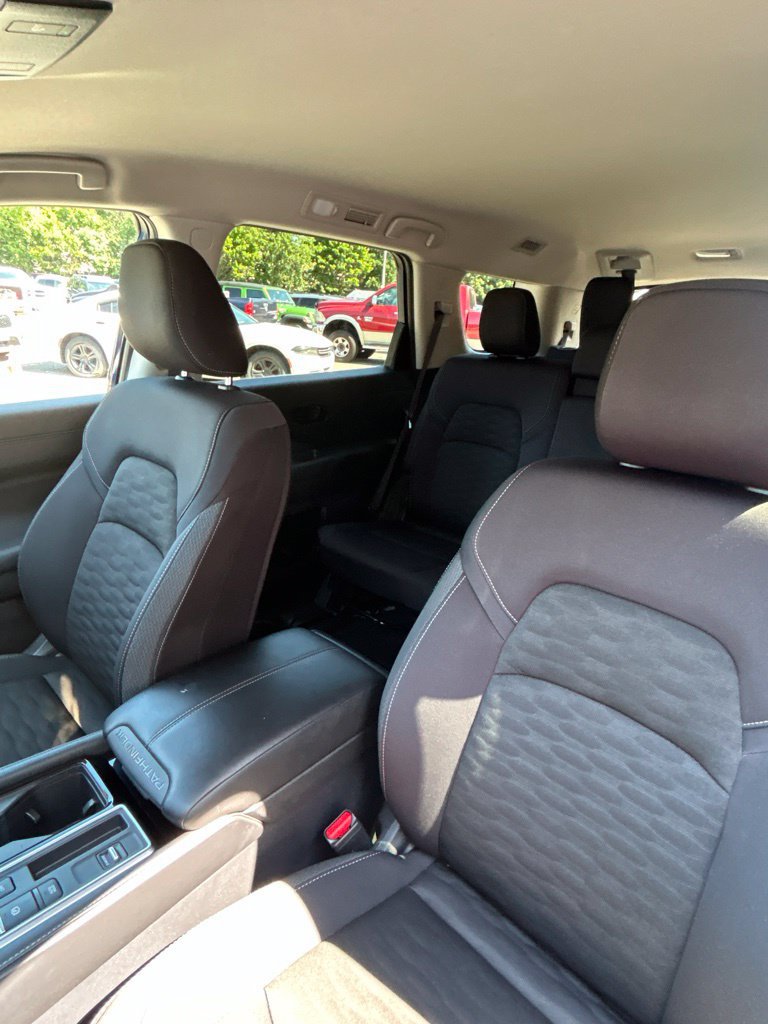Used 2025 Nissan Pathfinder SV FWD image 11