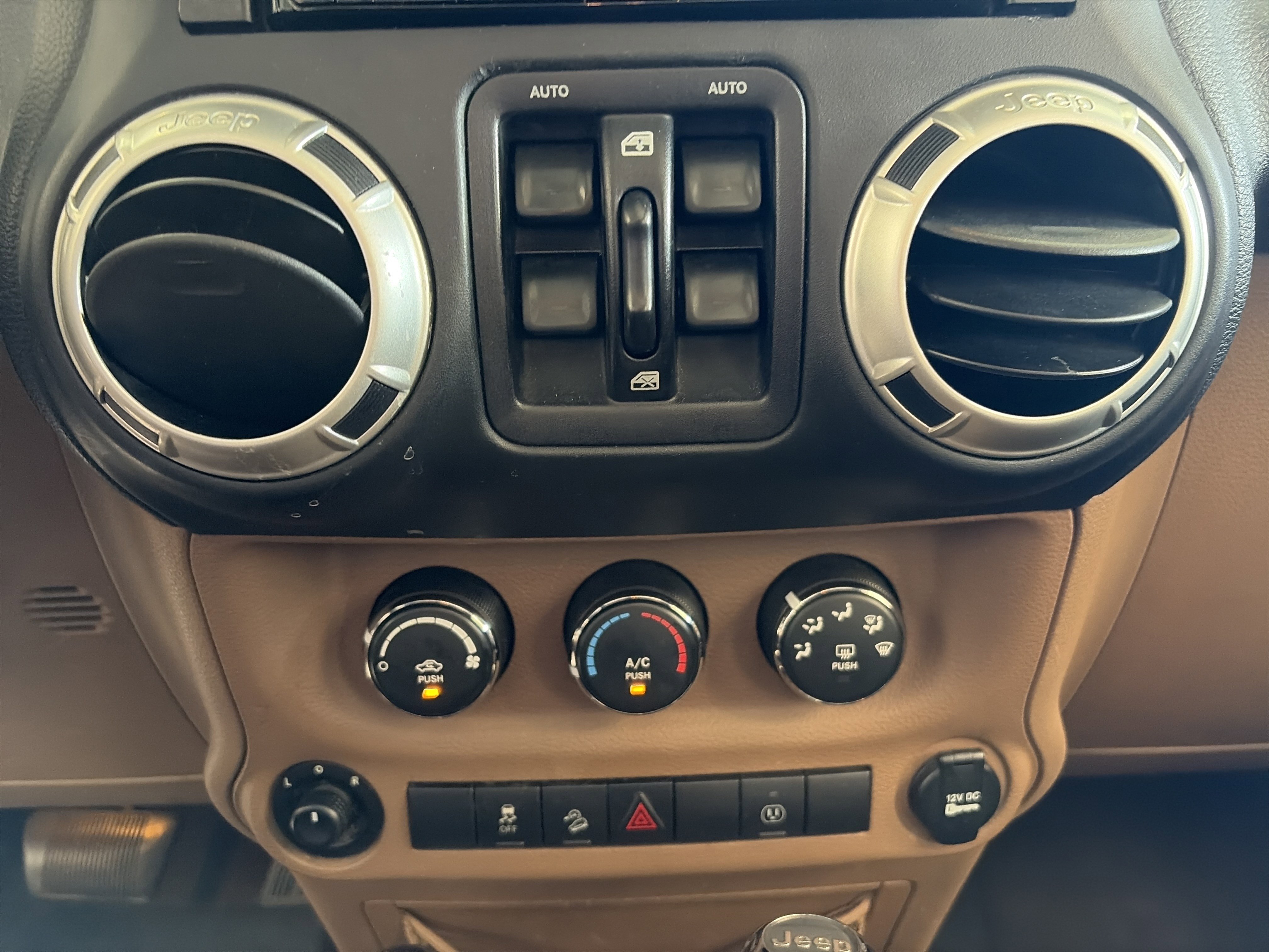 Used 2017 Jeep Wrangler Unlimited Sahara image 34