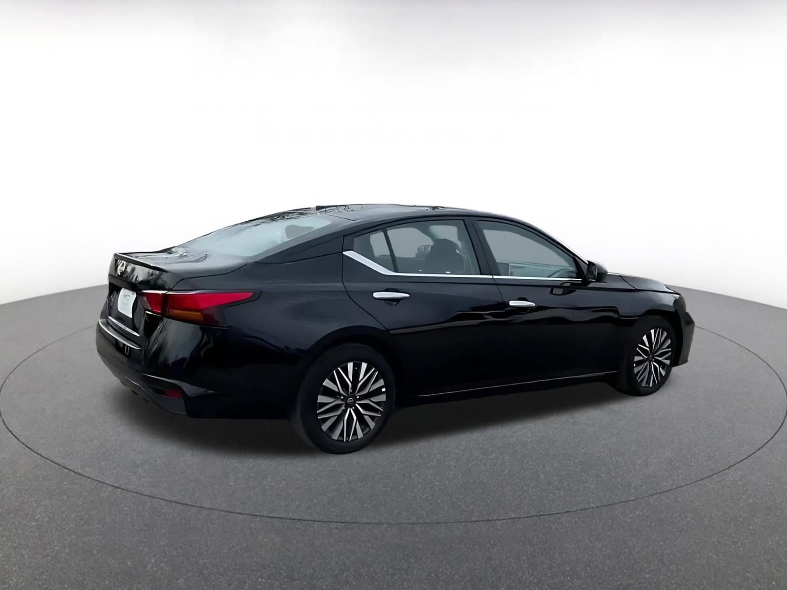 Used 2025 Nissan Altima 2.5 SV image 15