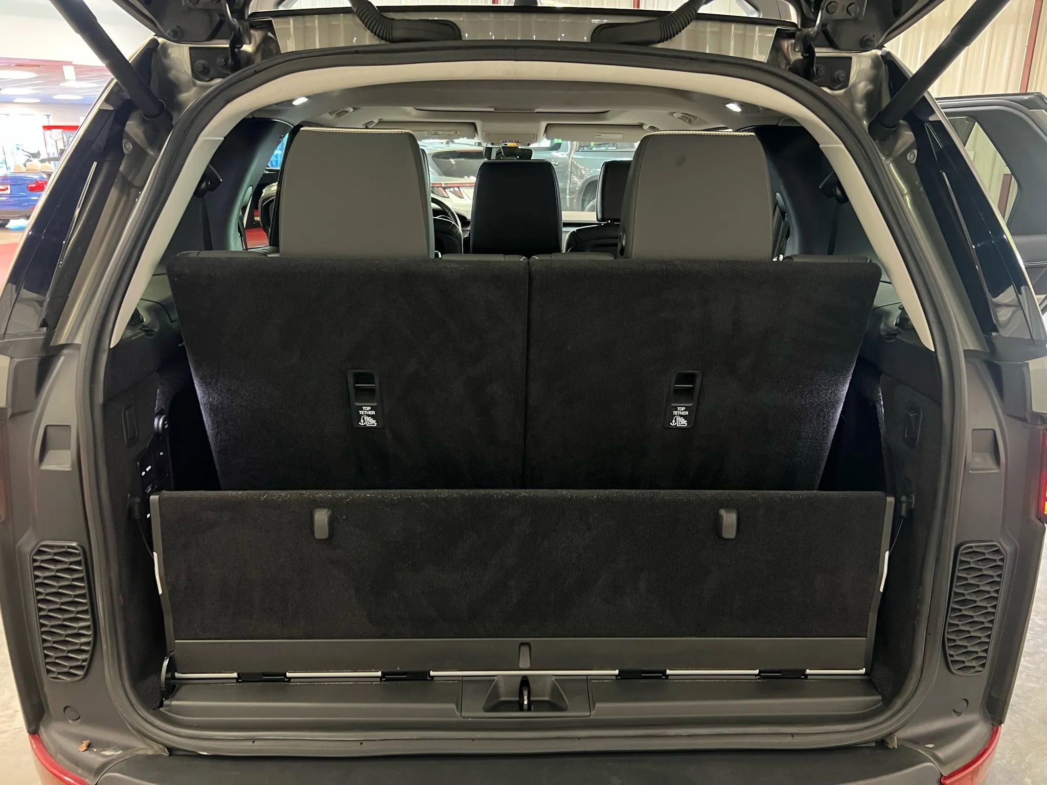 Used 2017 Land Rover Discovery First Edition image 41