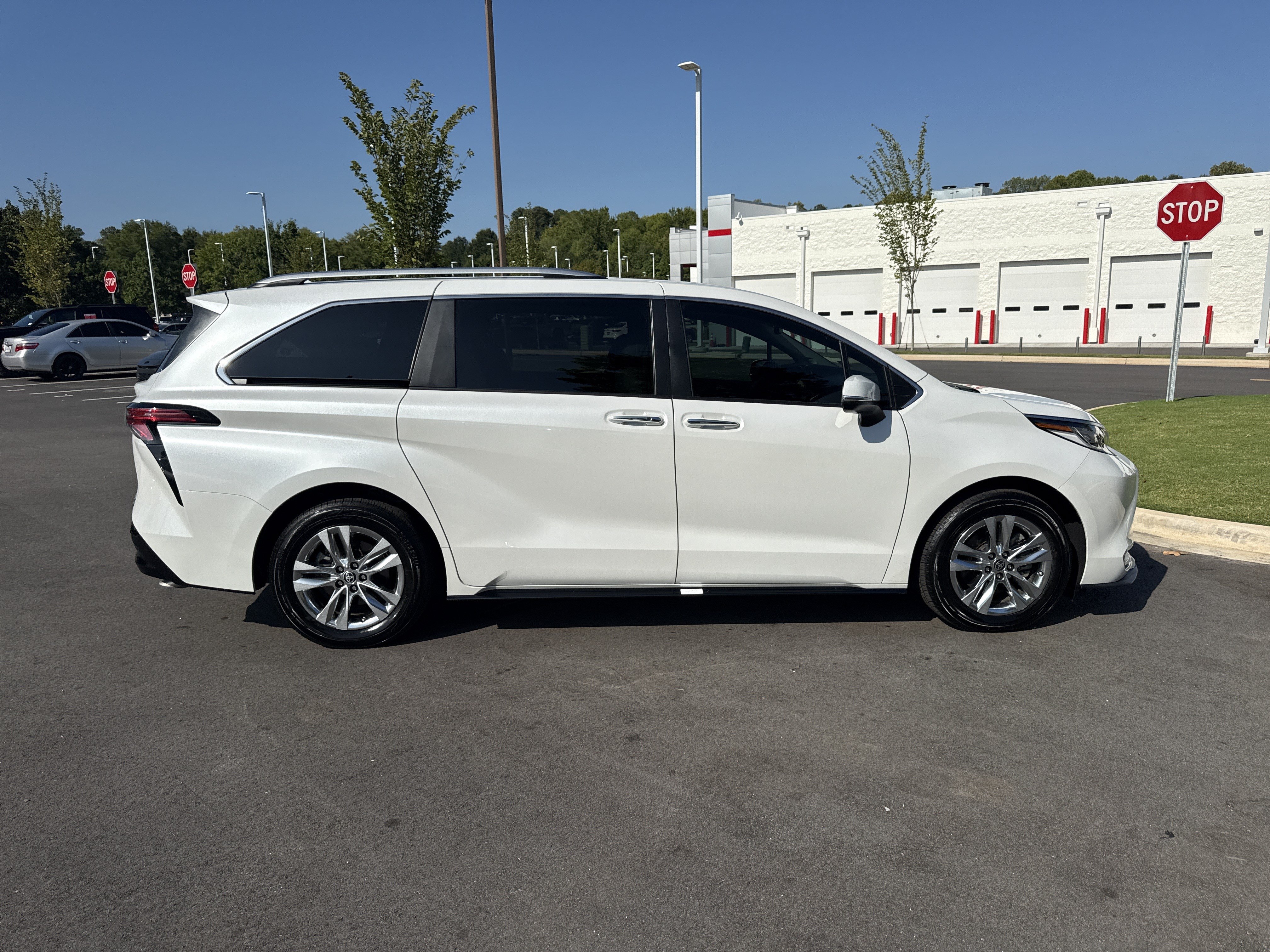 Used 2023 Toyota Sienna Limited FWD image 11