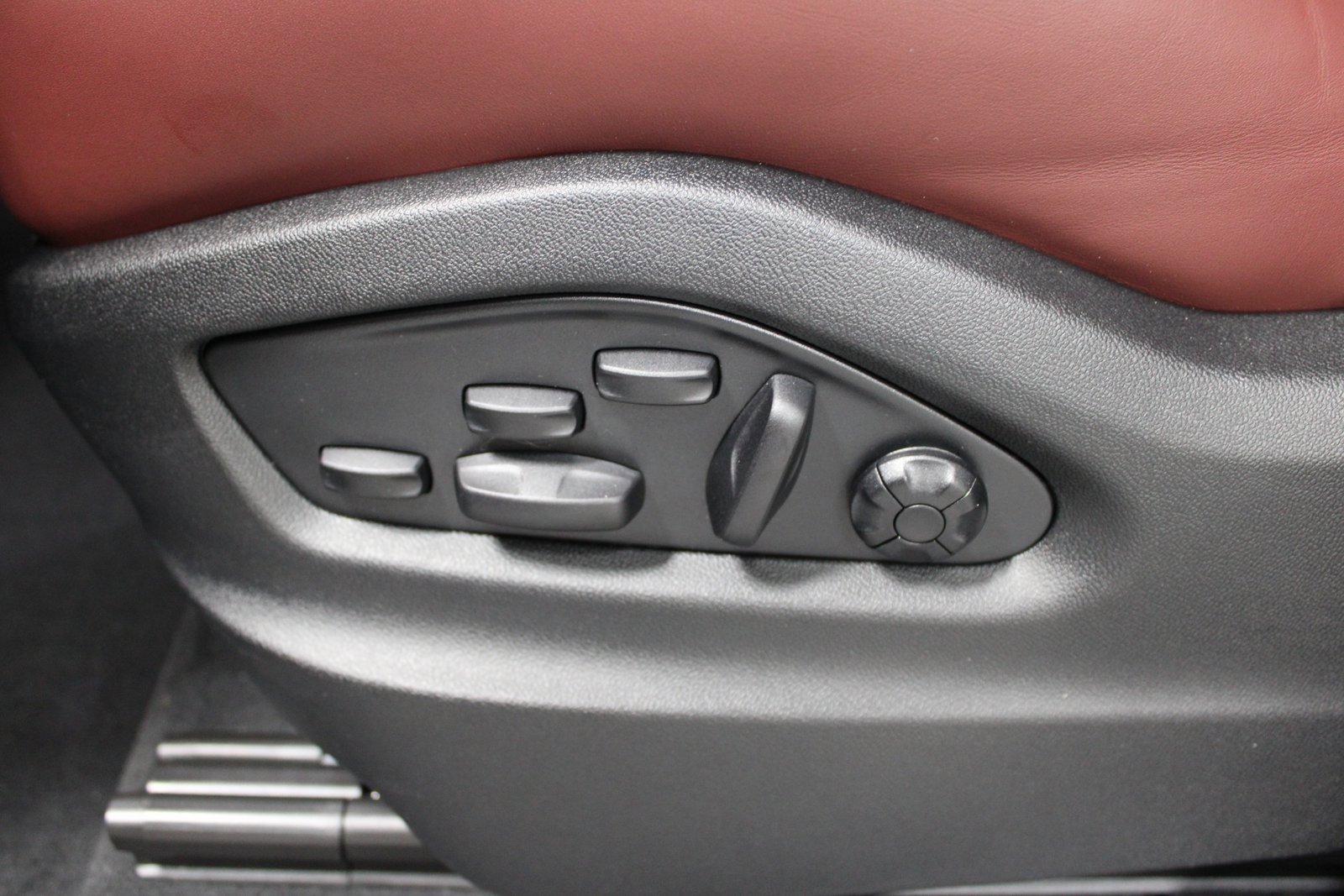 New 2025 Porsche Cayenne GTS image 26