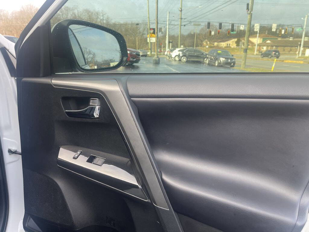 Used 2018 Toyota RAV4 SE image 11