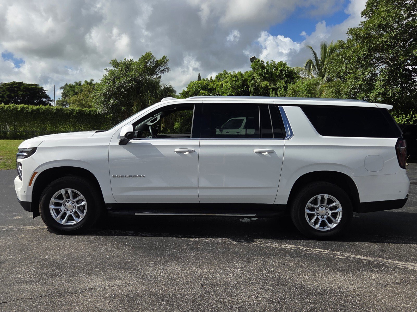 Certified 2025 Chevrolet Suburban LS RWD image 2