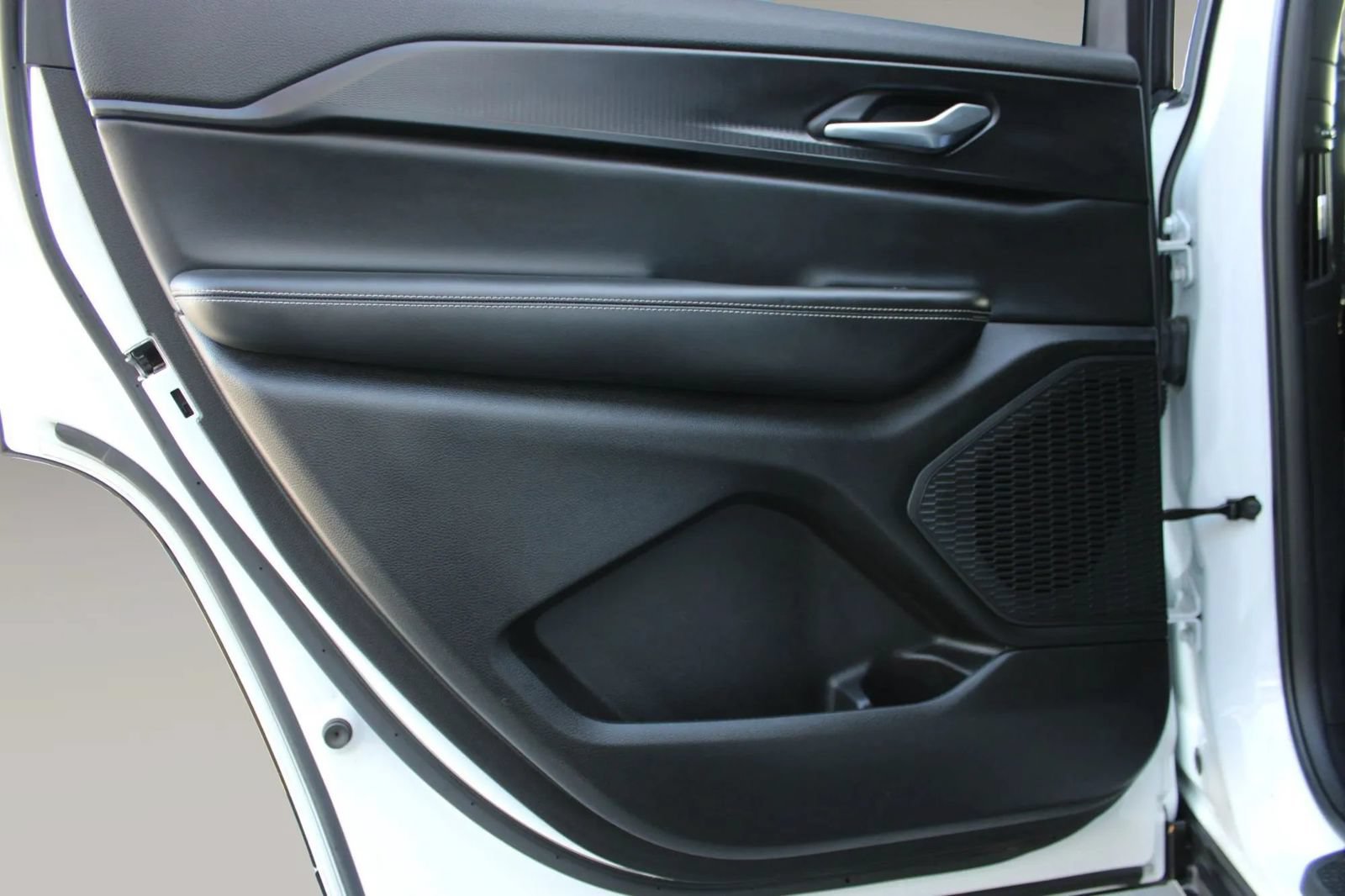 Used 2023 Jeep Grand Cherokee L Laredo RWD image 13
