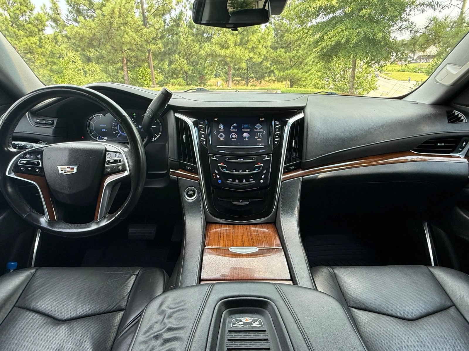 Used 2018 Cadillac Escalade Premium Luxury RWD image 23